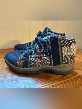 Women’s Aztec-Pattern Lace-Up Ankle Boots